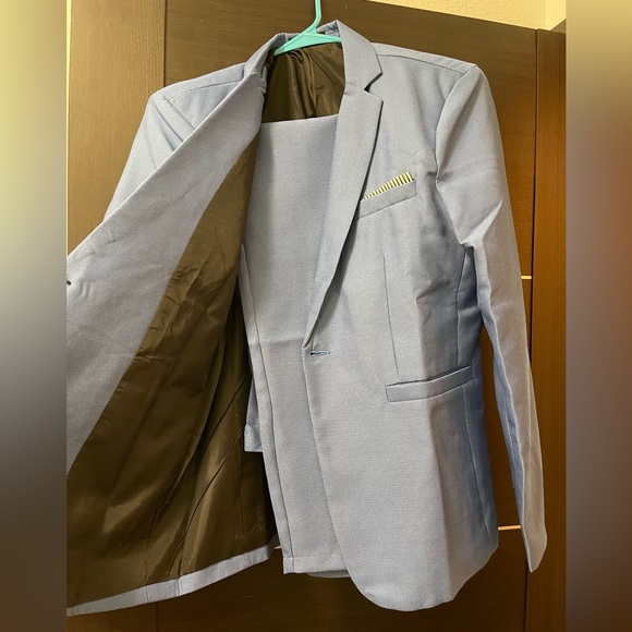 My lighting does not show the true blue but the stock photo does - Picture 2 of 4